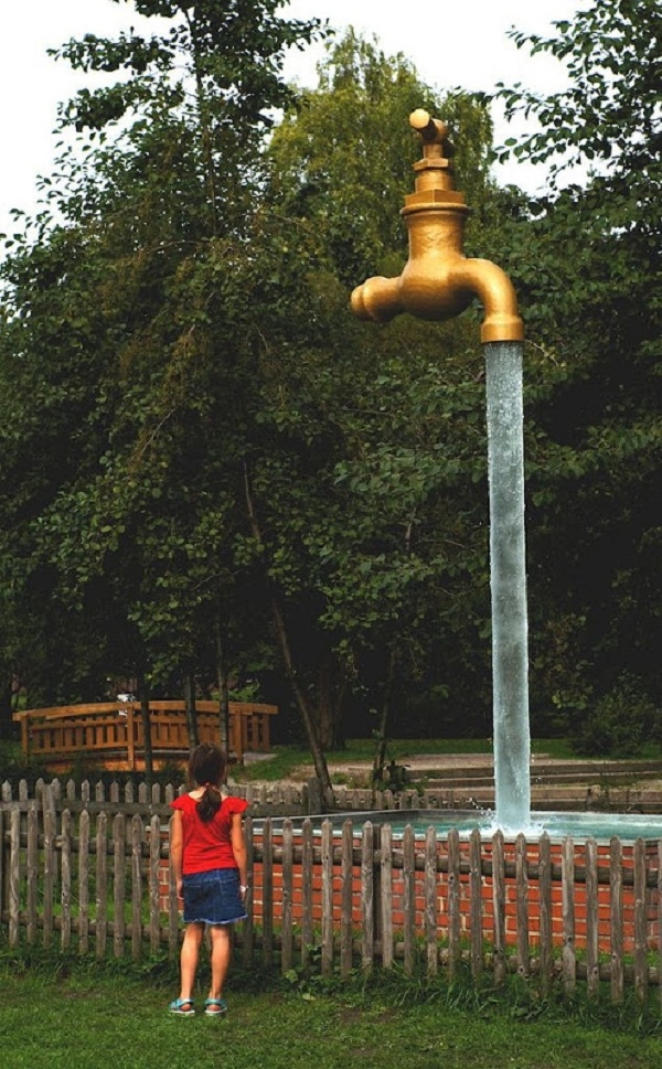 Một bé gái đang ngắm nhìn vòi nước ở thành phố Wisconsin, Mỹ.