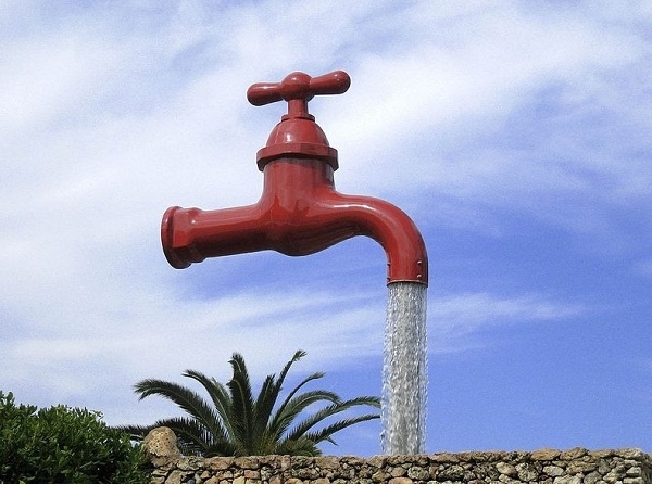 Vòi nước đỏ khổng lồ tại Santa Galdana, Mernoca, Tây Ban Nha.